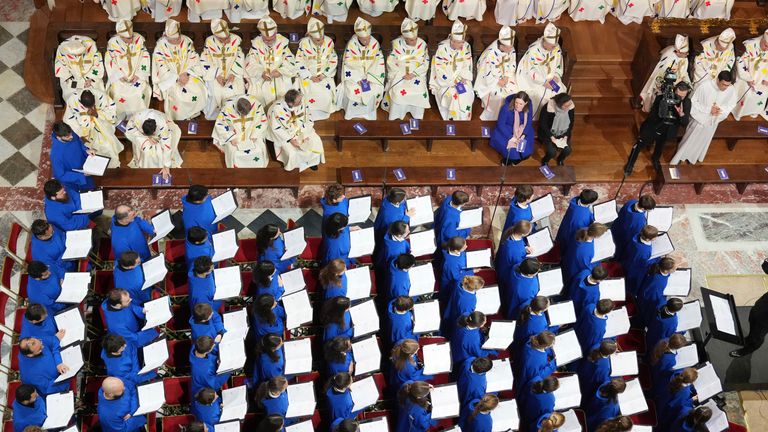 Zpěváci vystupují během inaugurační mše v katedrále Notre Dame, která hostí svou první mši od katastrofálního požáru v roce 2019, neděle 8. prosince 2024 v Paříži. (AP Photo/Alessandra Tarantino, Pool)