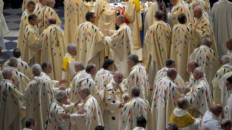 Členové duchovenstva se účastní inaugurační mše v katedrále Notre Dame, která hostí svou první mši od katastrofálního požáru v roce 2019, neděle 8. prosince 2024 v Paříži. (AP Photo/Alessandra Tarantino, Pool)