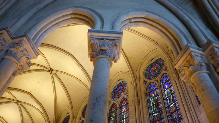 Pohled na vitrážová okna během inaugurační mše s vysvěcením hlavního oltáře v katedrále Notre-Dame de Paris, pět a půl roku poté, co požár zpustošil gotické mistrovské dílo, jako součást obřadů u příležitosti oslav znovuotevření katedrály po její obnově, v Paříži, Francie, neděle 8. prosince 2024. (Sarah Meyssonnier/Pool Photo via AP)