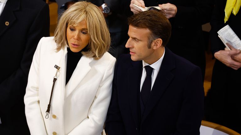 Francouzský prezident Emmanuel Macron a jeho manželka Brigitte Macronová se účastní inaugurační mše u příležitosti znovuotevření katedrály po její obnově v Paříži, Francie, neděle 8. prosince 2024. (Sarah Meyssonnier/Pool Photo via AP)