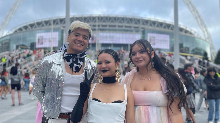 Taylor Swift fanoušci Fame Grayson (uprostřed), Fan Grayson (vlevo) a Siobhan Grayson, mimo stadion Wembley dne 15.