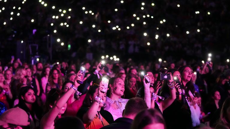 Návštěvníci koncertů sledují během koncertu Taylor Swift's "Eras Tour" v pátek 6. prosince 2024 ve Vancouveru v Britské Kolumbii. (AP Photo/Lindsey Wasson)