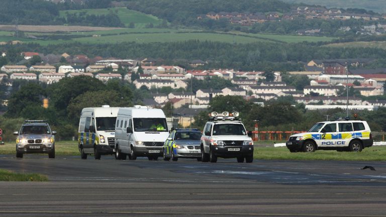 Konvoj s bombardérem Lockerbie Abdelbaset Ali Mohmed Al Megrahi přijíždí na letiště Glasgow pro letadlo směřující do Tripolisu poté, co ho ze soucitných důvodů propustil skotský ministr spravedlnosti Kenny MacAskill.