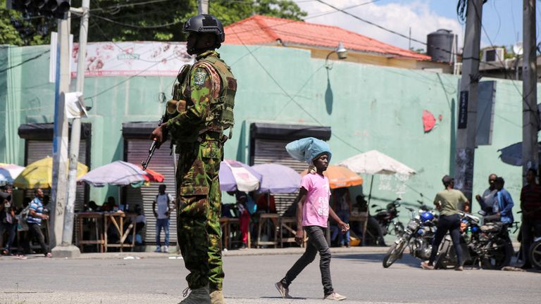 FOTOGRAFIE: Keňský policista hlídkuje, když země čelí nouzovému nedostatku potravin, zatímco je ponořena do sociální a politické krize, v Port-au-Prince, Haiti 3. října 2024. REUTERS/Jean Feguens Regala//File Photo