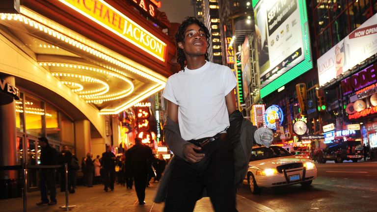 Jordan Neely je na fotce před tím, než jde vidět film Michaela Jacksona, "to je ono," mimo Regal Cinemas na Times Square v roce 2009. (Andrew Savulich/New York Daily News/TNS)