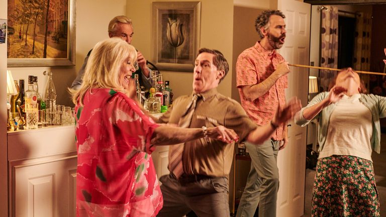 Alison Steadman jako Pam, Larry Lamb jako Mick, Rob Brydon jako Bryn, Robert Wilfort jako Jason a Melanie Walters jako Gwen.  Obr: Toffee International Ltd/Tom Jackson/PA