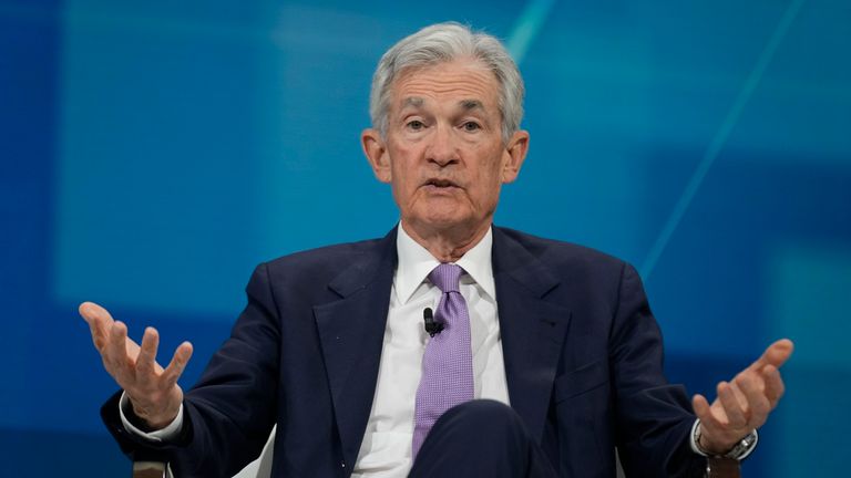 Předseda Federálního rezervního systému Jerome Powell hovoří na summitu DealBook v New Yorku ve středu 4. prosince 2024. (AP Photo/Seth Wenig)