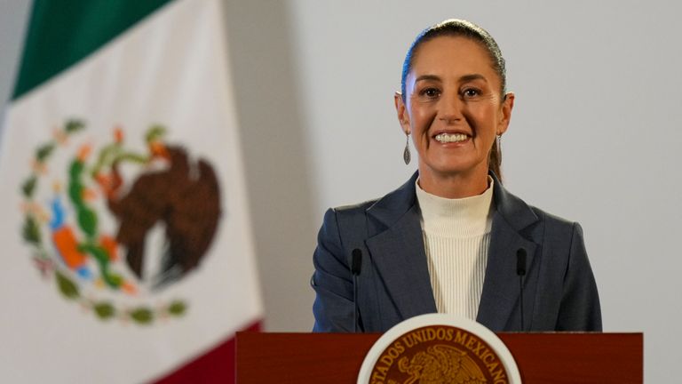 SOUBOR - Mexická prezidentka Claudia Sheinbaumová má ve středu 2. října 2024, ráno po své inauguraci, mediální brífink z Národního paláce v Mexico City. (AP Photo/Fernando Llano, soubor)