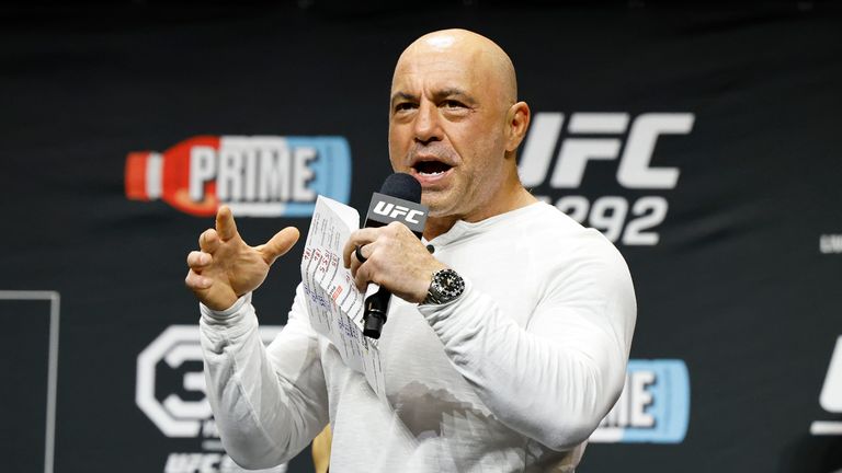 Joe Rogan je viděn na slavnostním vážení pro událost smíšených bojových umění UFC 292 v pátek 18. srpna 2023 v Bostonu. (AP Photo/Gregory Payan)