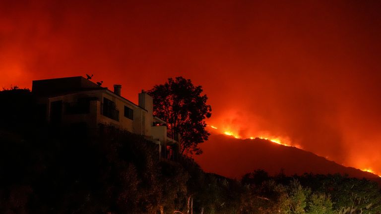 Franklin Fire se blíží k Pepperdine University v Malibu v Kalifornii, úterý 10. prosince 2024. (AP Photo/Jae C. Hong)