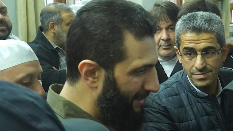 Abu Mohammed al Jolani, vůdce povstalecké skupiny Hayat Tahrir al Sham (HTS), dal své první poznámky západní zpravodajské organizaci poté, co byla svržena Asadova vláda.