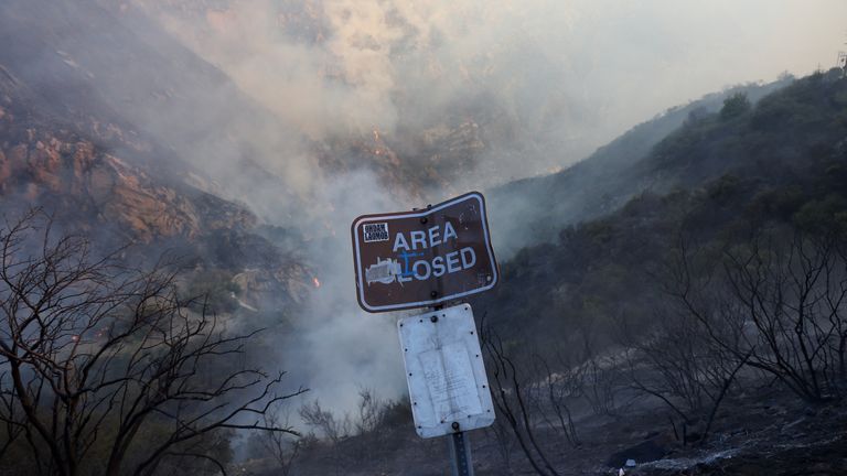 Kouř se valí, když hoří Franklinův oheň v Malibu, Kalifornie, USA, 10. prosince 2024. REUTERS/Mario Anzuoni