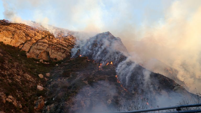 Kouř se valí, když hoří Franklinův oheň v Malibu, Kalifornie, USA, 10. prosince 2024. REUTERS/Mario Anzuoni