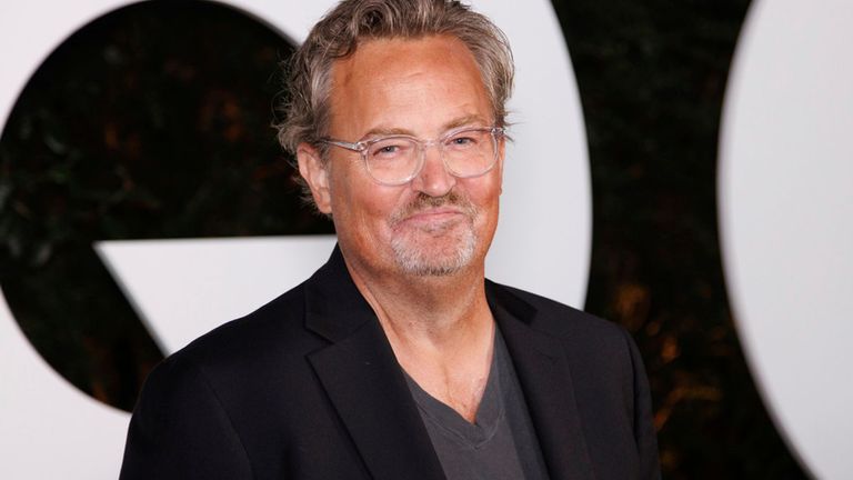 Matthew Perry dorazí na 2022 GQ Men of the Year Party ve čtvrtek 17. listopadu 2022 ve West Hollywood Edition ve West Hollywood, Kalifornie (Foto: Willy Sanjuan/Invision/AP)