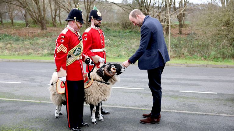 Princ z Walesu, vrchní plukovník, 1. prapor Mercian Regiment, se připojuje k vánoční akci pro rodiny pluku v Picton Barracks v Bulford, Wiltshire.  Obrázek: PA