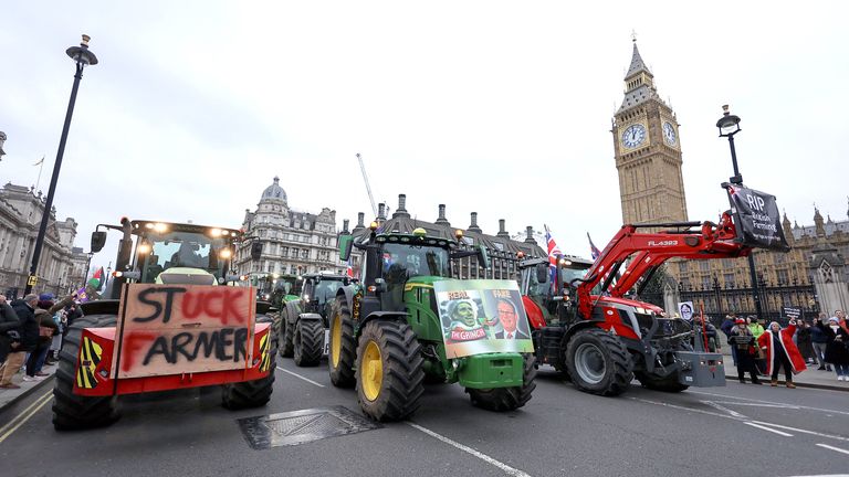 Farmáři v traktorech se účastní demonstrace na podporu farmářů poblíž Elizabeth Tower, známé také jako Big Ben.  Snímek: Reuters