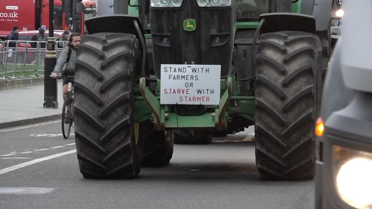 Na Westminster se na protest znovu sjíždějí traktory