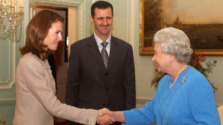 Královna Alžběta II přijímá paní Asmu Al-Assad a prezidenta Sýrie pana Bashara Al-Assada v Buckinghamském paláci v Londýně. * Je to poprvé, co byl do paláce pozván syrský vůdce a přichází uprostřed pokračující kontroverze ohledně údajné podpory prezidenta Asada palestinským a islámským teroristickým skupinám.  Číst méně Autor: Kirsty Wigglesworth/PA Archive/PA Obrázky Datum pořízení: 17. prosince 2002