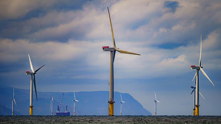 Souborová fotografie ze dne 26. 7. 22. Gwynt y Mor společnosti RWE, 2. největší pobřežní větrná farma na světě, která se nachází osm mil od pobřeží v Liverpool Bay, u pobřeží Severního Walesu. Ben Birchall/PA Wire