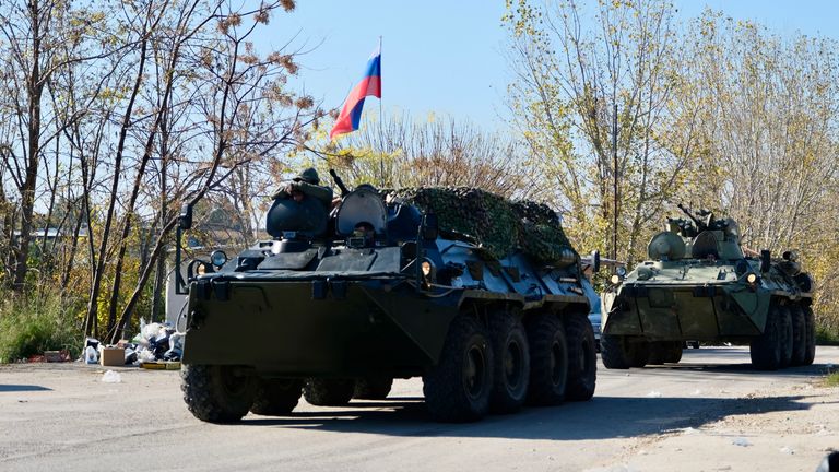 Ruská vojenská vozidla čekají na vstup na leteckou základnu Hmeimim 