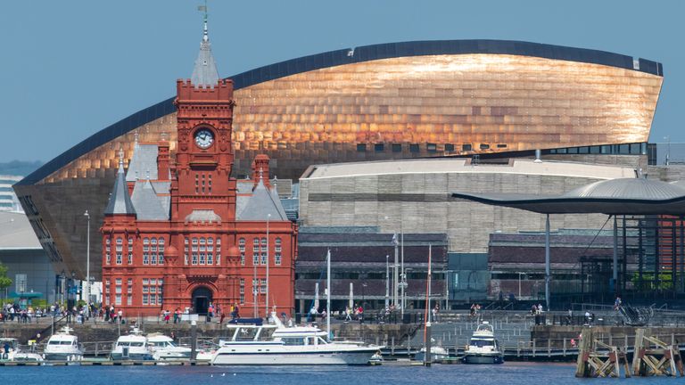 CARDIFF, SPOJENÉ KRÁLOVSTVÍ – 5. KVĚTEN: "nCelkový pohled na Pierhead Building, Wales Millennium Center (WMC) a Senedd, sídlo Velšského národního shromáždění v Cardiff Bay 5. května 2018 v Cardiffu ve Spojeném království. (Foto: Matthew Horwood/Getty Images)