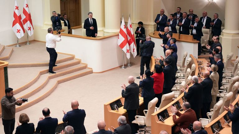 Zvolený gruzínský prezident Michail Kavelašvili je pozdraven členy volebního kolegia v gruzínském parlamentu v Tbilisi.  Obrázek: AP