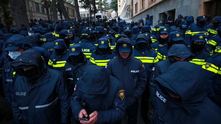 Policie blokuje ulici, aby zabránila demonstrantům během shromáždění před gruzínským parlamentem.  Obrázek: AP