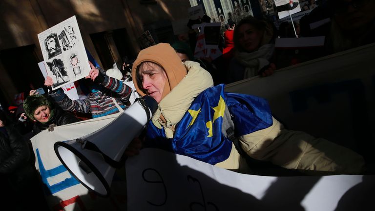 Protesty v Tbilisi v Gruzii 14. prosince.  Obrázek: AP