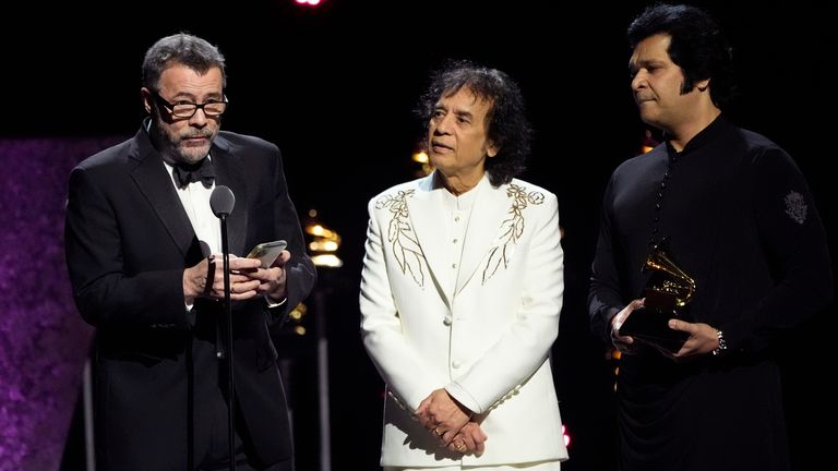 Edgar Meyer, Zakir Hussain a Rakesh Chaurasia přebírají cenu za nejlepší globální hudební výkon za "paštština"během 66. ročníku předávání cen Grammy v neděli 4. února 2024 v Los Angeles. (AP Photo/Chris Pizzello)