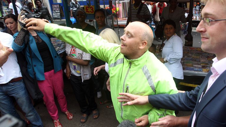 Muž, který si dal své jméno jako Dean Porter, hází vajíčka na vůdce labouristů Eda Milibanda během kampaně na tržnici East Street ve Walworth v jižním Londýně.  Obrázek: PA