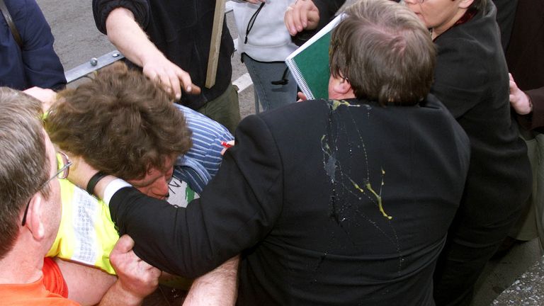 Spisová fotografie ze 16.5.2001, na níž je místopředseda vlády John Prescott obklíčen demonstranty poté, co ho zasáhlo vejce, když dorazil do Little Theatre v přímořském letovisku Rhyl v Severním Walesu, kde měl vystoupit na shromáždění Labour Party . Bývalý místopředseda vlády John Prescott zemřel ve věku 86 let po boji s Alzheimerovou chorobou, oznámila jeho rodina. Datum vydání: čtvrtek 21. listopadu 2024.