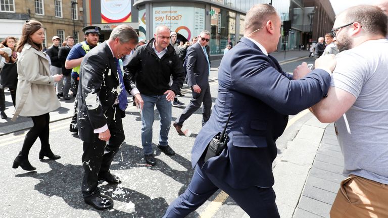 Lídr Brexit Party Nigel Farage gestikuluje poté, co byl zasažen mléčným koktejlem při příjezdu na kampaň Brexit Party v Newcastlu v Británii, 20. května 2019. REUTERS/Scott Heppell