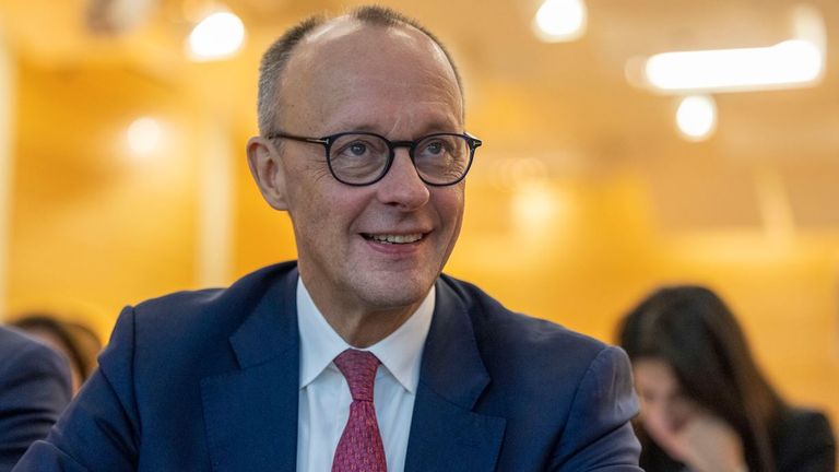 14. prosince 2024, Severní Porýní-Vestfálsko, Essen: Kandidát na spolkového kancléře Friedrich Merz (CDU) se usmívá na schůzce státních zástupců CDU Severního Porýní-Vestfálska po svém zvolení nejvyšším kandidátem CDU Severní Porýní-Vestfálsko pro rok 2025 federální volby. Autor fotografie: Thomas Banneyer/picture-alliance/dpa/AP Images