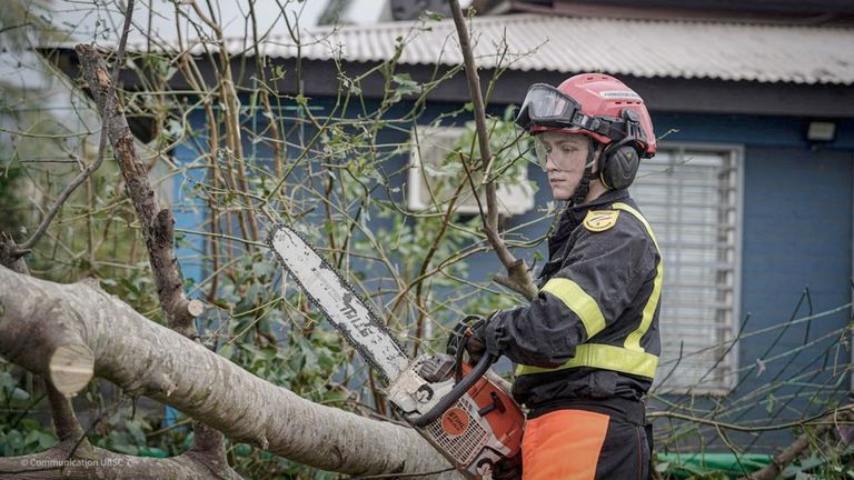 Úklid začíná v bouřkou zasaženém Mayotte.  Obr: UIISC7/Securite Civile/Reuters