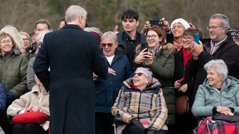 Vévoda z Yorku se setkává s příznivci po ranní bohoslužbě na Štědrý den v kostele sv. Máří Magdalény v Sandringhamu v Norfolku. Datum fotografie: pondělí 25. prosince 2023.