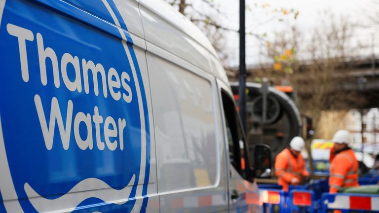 Zaměstnanec Thames Water prochází kolem dodávky během oprav a údržby v Londýně, Británie, 16. prosince 2024. REUTERS/Mina Kim