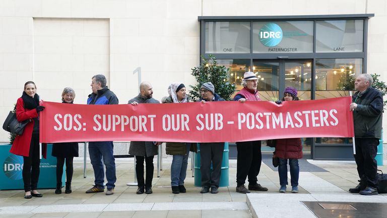 Demonstranti mimo IT šetření Post Office Horizon. Obrázek: PA