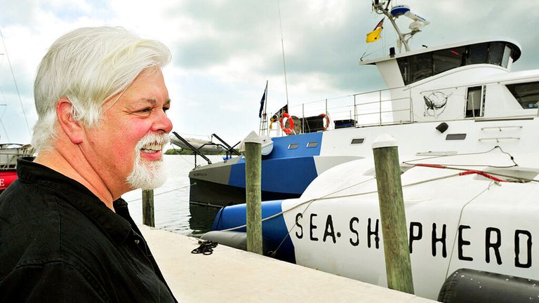 Kapitán Paul Watson, zakladatel Sea Shepherd Conservation Society, je viděn se svou lodí "Brigitte Bardot" během návštěvy Key West v pondělí 24. března 2014. Watson a jeho posádka hlídkují ve světových oceánech a hledají pytláky, zejména velrybáře, o kterých se Watson domnívá, že způsobují nevratné škody na životním prostředí. (AP PHOTO OD ROBA O'NEALA/KEY WEST CITIZEN)