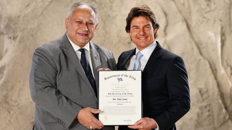 Herec Tom Cruise přebírá cenu US Navy Distinguished Public Service Award od amerického ministra námořnictva Carlose Del Tora během ceremonie v Long Cross Studios v Chertsey, Surrey. Obrázek: Ian West/PA