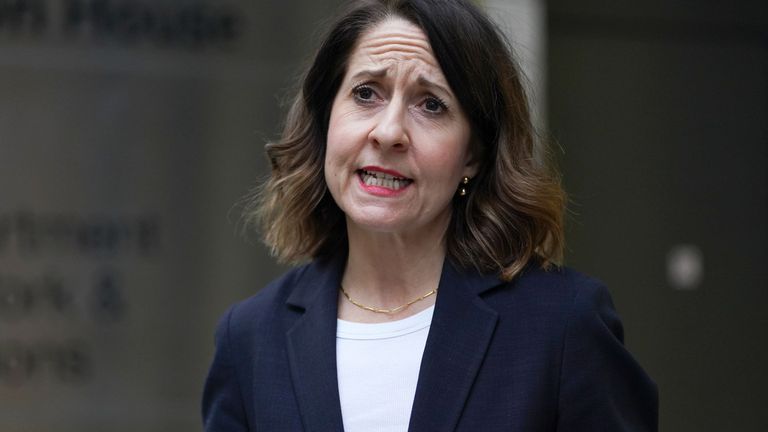 Ministryně práce a důchodů Liz Kendall promluvila do médií mimo ministerstvo práce a důchodů ve Westminsteru v Londýně poté, co oznámila, že ženy postižené změnami státního důchodového věku nedostanou náhradu.  Obrázek: PA