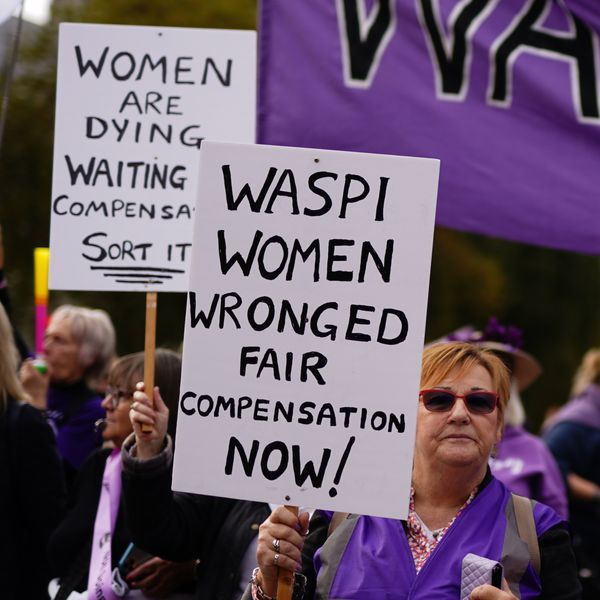 Waspi (Ženy proti státní důchodové nerovnosti) uspořádají protest na College Green ve Westminsteru v Londýně, zatímco kancléřka státní pokladny Rachel Reevesová doručuje svůj rozpočet v Parlamentu. Datum snímku: středa 30. října 2024.