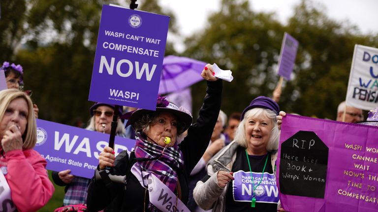 Waspi (Ženy proti státní důchodové nerovnosti) uspořádají protest na College Green ve Westminsteru v Londýně, zatímco kancléřka státní pokladny Rachel Reevesová doručuje svůj rozpočet v Parlamentu. Datum snímku: středa 30. října 2024.