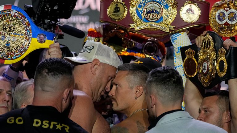 Boxeři v těžké váze Brit Tyson Fury, uprostřed vlevo, a Oleksandr Usyk z Ukrajiny se utkají během vážení v Rijádu v Saúdské Arábii v pátek 17. května 2024 před svým nesporným sobotním zápasem v těžké váze. (AP Photo/Francisco Seco)