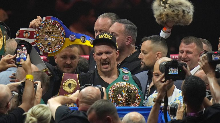 Ukrajina Oleksandr Usyk slaví poté, co porazil Brita Tysona Furyho v jejich nesporném boji na mistrovství světa v těžké váze v boxu v Kingdom Areně v Rijádu, Saúdská Arábie, neděle 19. května 2024. (AP Photo/Francisco Seco)