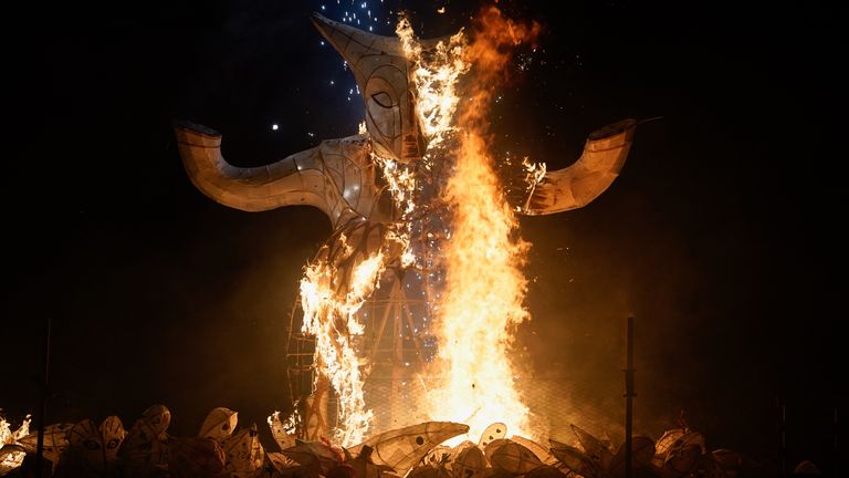 Podobizna Wildermana je zapálena na pláži během přehlídky luceren „Burning the Clock“ na pláži Brighton ve východním Sussexu v rámci oslav zimního slunovratu. Datum fotografie: středa 21. prosince 2022.