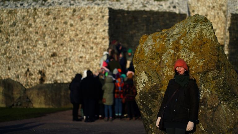 Lidé se scházejí v Newgrange, Co. Meath, ráno o zimním slunovratu, který je poznamenán pohanskými oslavami. Datum snímku: středa 21. prosince 2022. Newgrange je prehistorická památka v hrabství Meath v Irsku. Předpokládá se, že neolit ​​postavil Newgrange před více než 5000 lety, takže slunce svítilo na popel jejich mrtvých v hrobce, což představuje znamení znovuzrození.