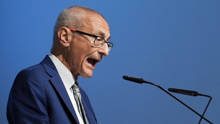 John Podesta, americký klimatický vyslanec, hovoří během tiskové konference na COP29 summitu OSN o klimatu v pondělí 11. listopadu 2024 v Baku v Ázerbájdžánu. (AP Photo/Joshua A. Bickel)