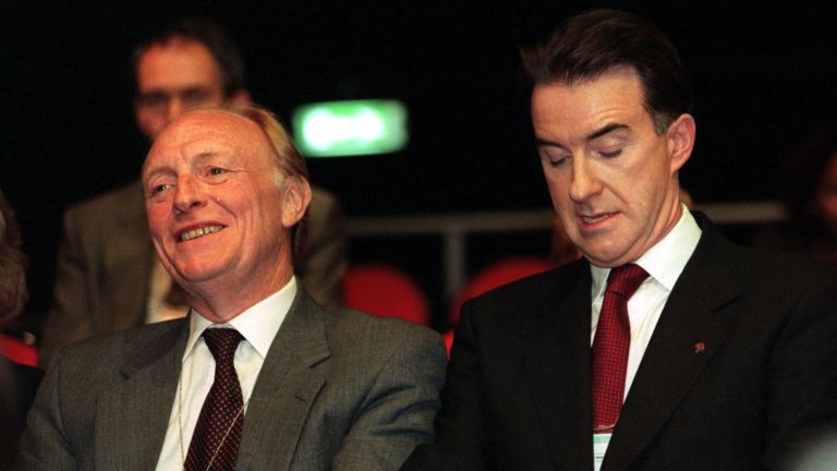 Bývalý vůdce labouristů Neil Kinnock (vpravo) a ministr bez portfeje Peter Mandelson poslouchají projevy prvního dne konference labouristické strany 29. září. Mandelson neuspěl ve svém pokusu zajistit si místo v Národním výkonném výboru labouristů s 68 023 hlasy, jak bylo oznámeno. dnes. BRITÁNSKÁ PRÁCE