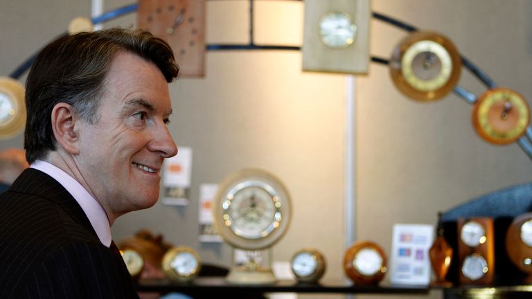 Britský obchodní tajemník Peter Mandelson stojí vedle stánku s hodinami na konferenci federace malých podniků v Aberdeenu ve Skotsku 19. března 2010. REUTERS/David Moir (BRITÁNIE - Tagy: POLITIKA BUSINESS)