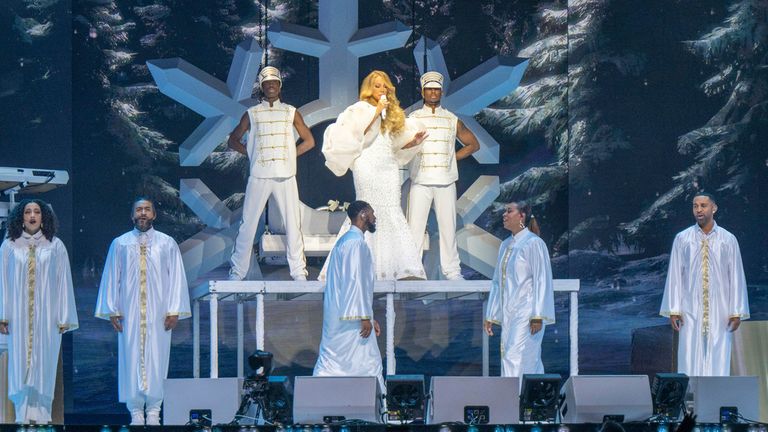 Mariah Carey vystoupí během turné Mariah Carey's Christmas Time v sobotu 23. listopadu 2024 ve State Farm Arena v Atlantě. (Foto Paul R. Giunta/Invision/AP)